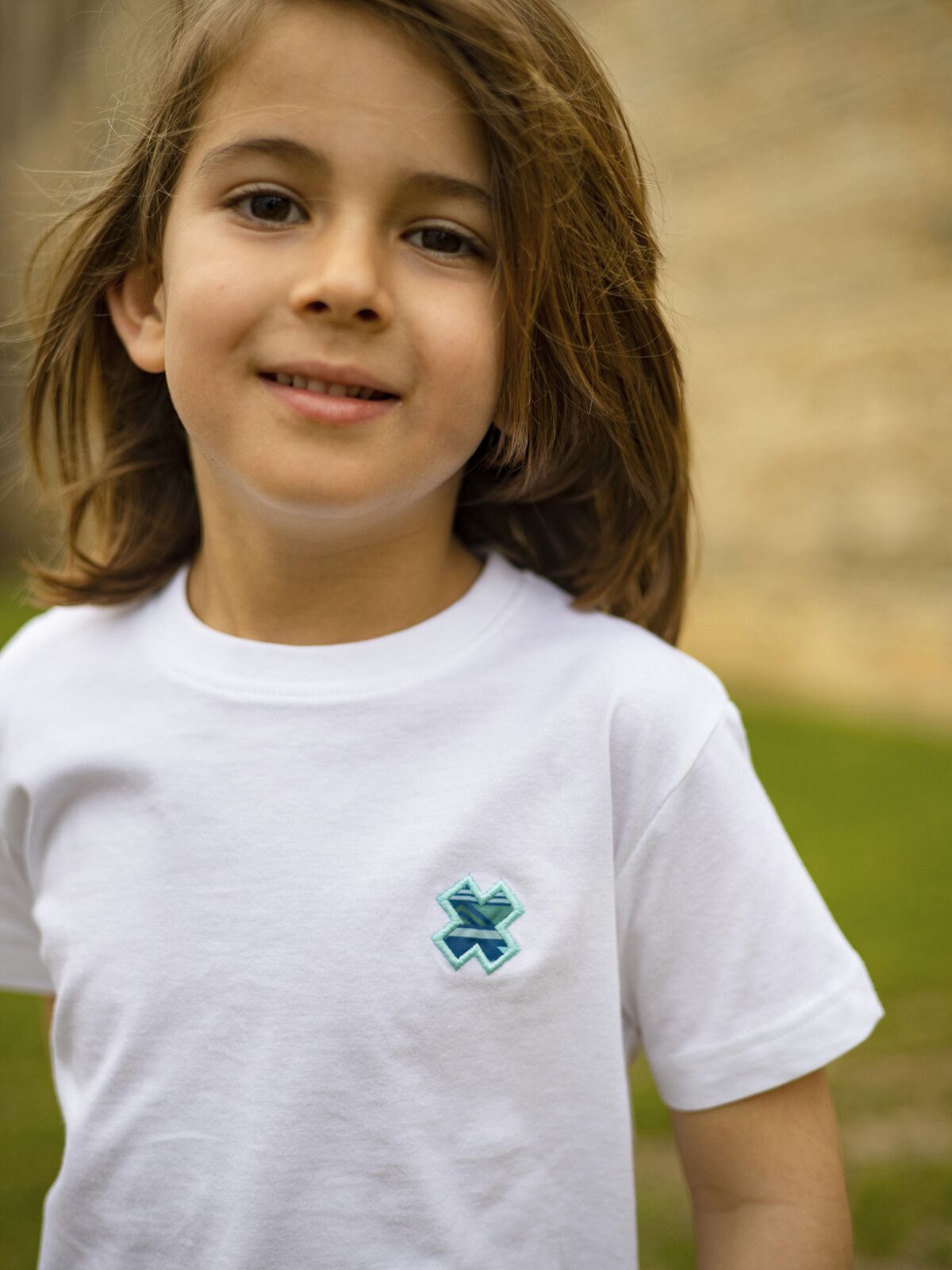 CAMISETA CON CRUZ ÉTNICA