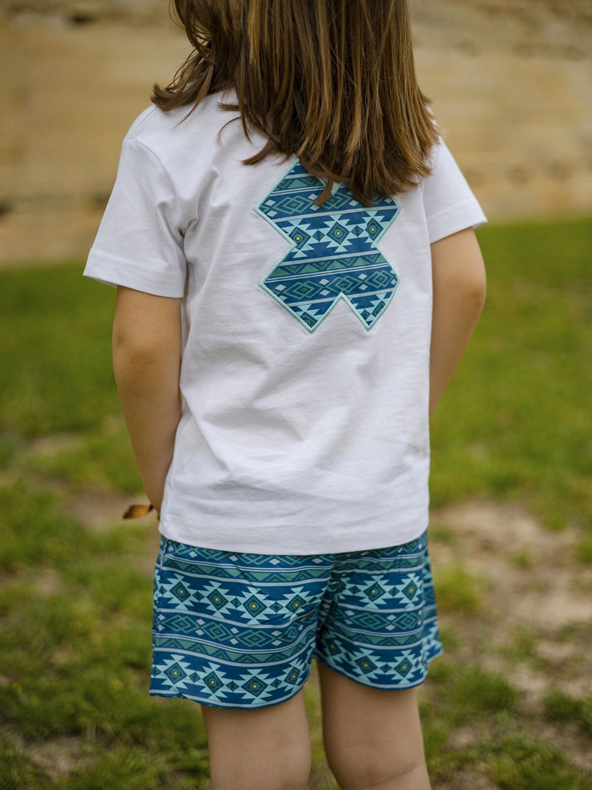 CAMISETA CON CRUZ ÉTNICA