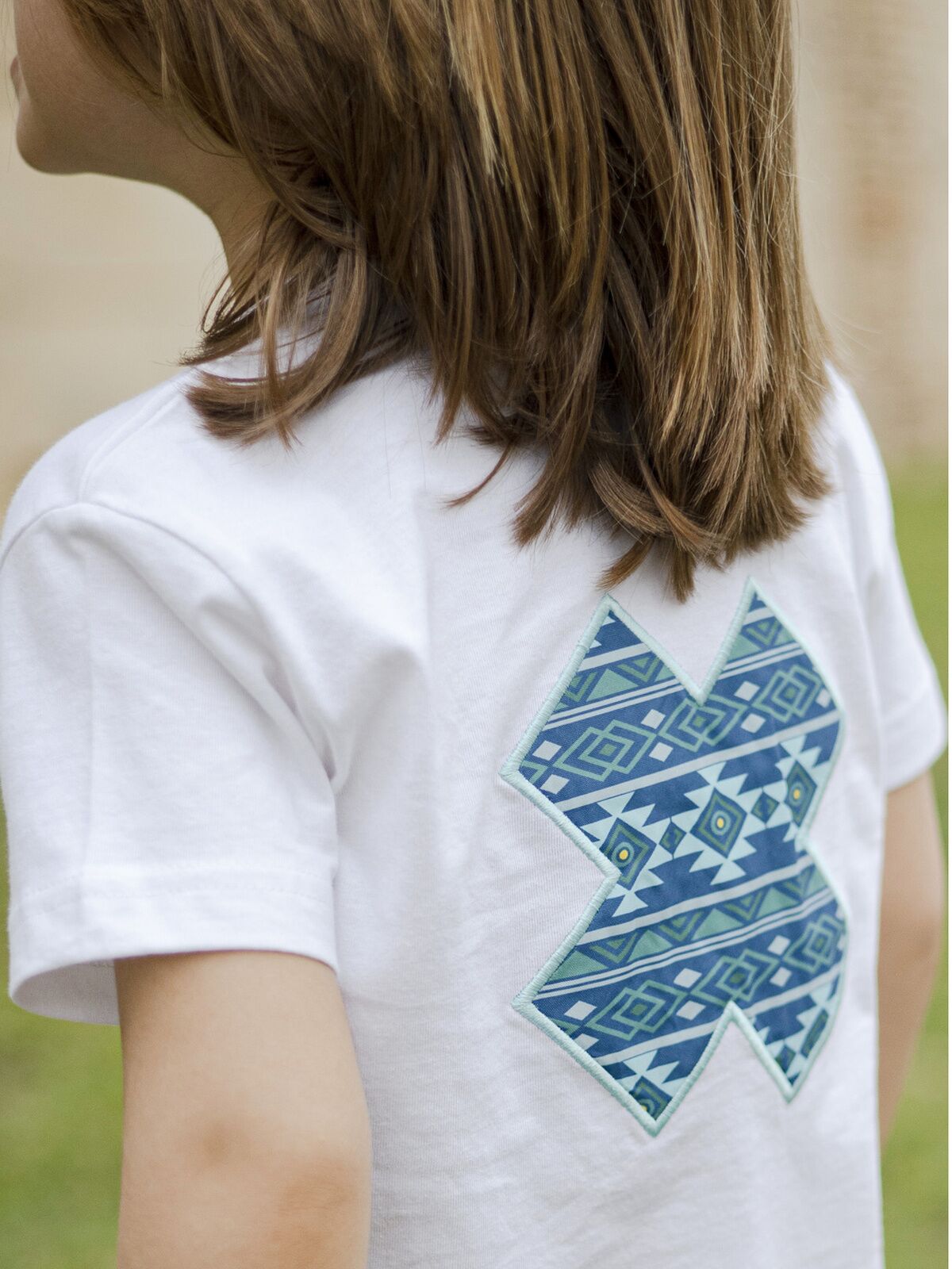 CAMISETA CON CRUZ ÉTNICA