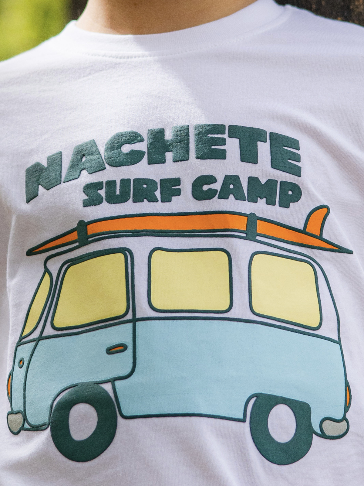 CAMISETA BLANCA CON FURGO EN PECHO