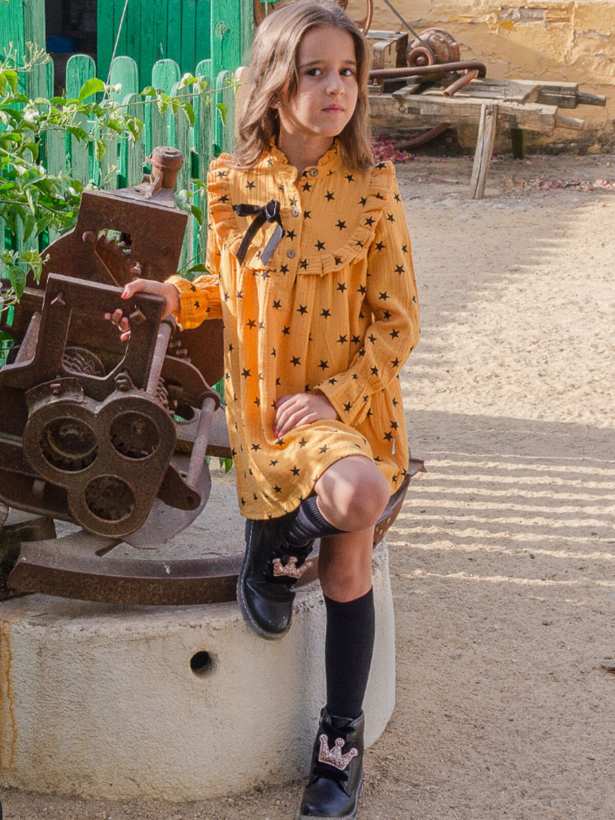 VESTIDO MOSTAZA ESTRELLAS