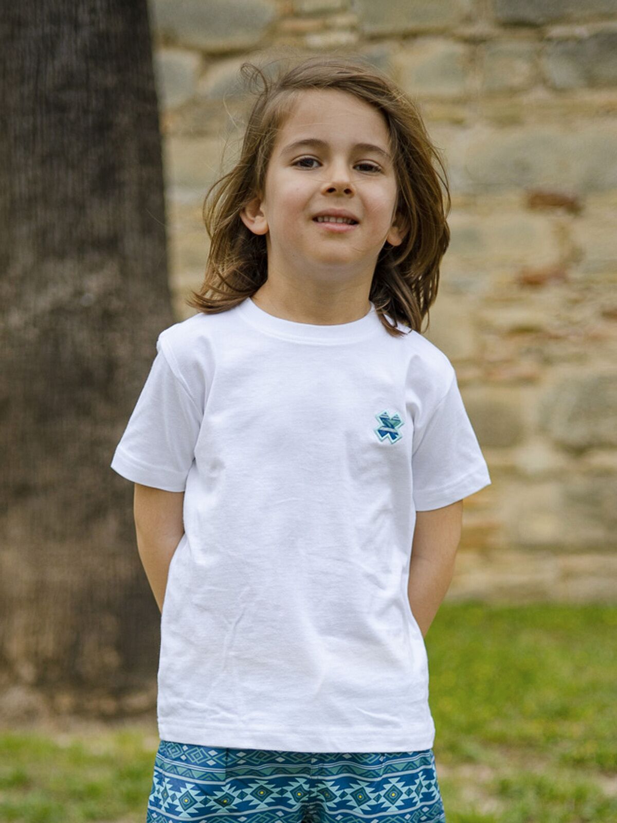 CAMISETA CON CRUZ ÉTNICA